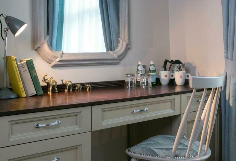 Family Suite, The Elephant At The Market