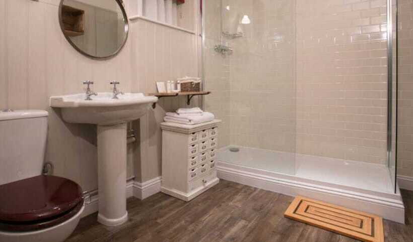 Номер Deluxe, The Elephant At The Market