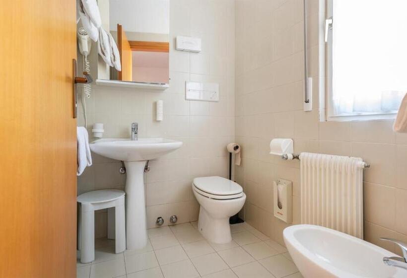 חדר סטנדרט יחיד, Lucia