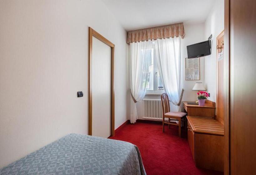 חדר סטנדרט יחיד, Lucia