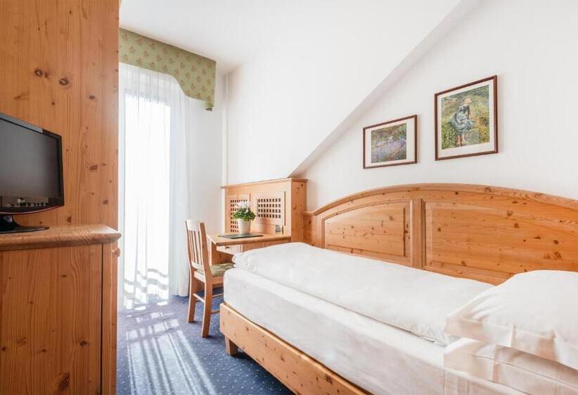 חדר סטנדרט יחיד, Lucia