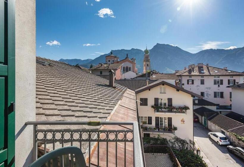 חדר דלוקס, Lucia