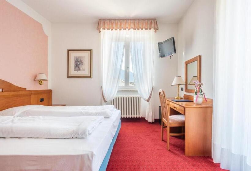 חדר דלוקס, Lucia