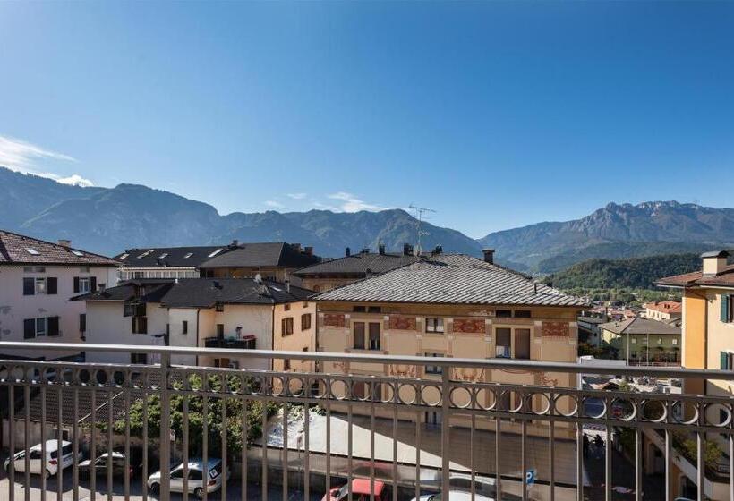 חדר דלוקס, Lucia