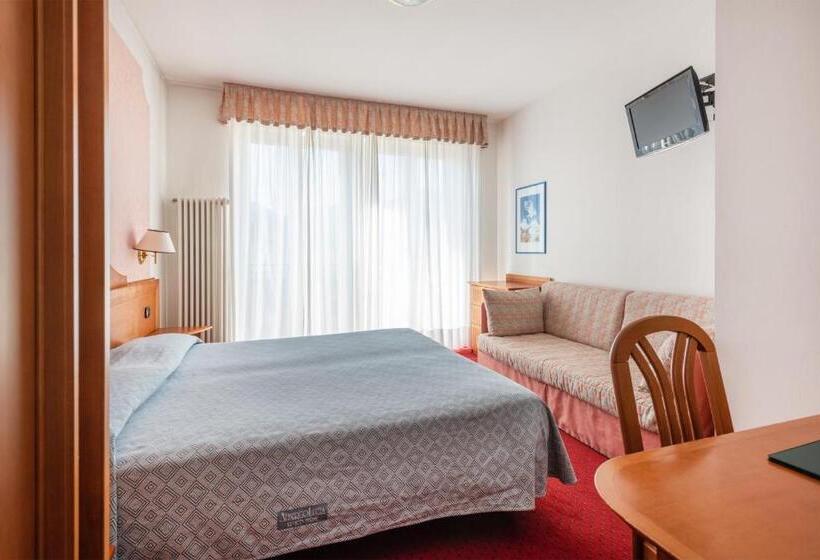 חדר דלוקס, Lucia