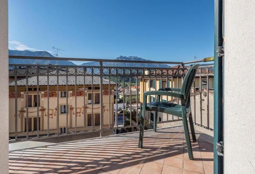 חדר דלוקס, Lucia