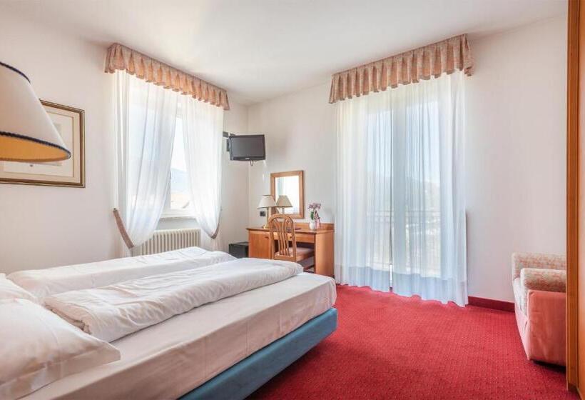 חדר דלוקס, Lucia