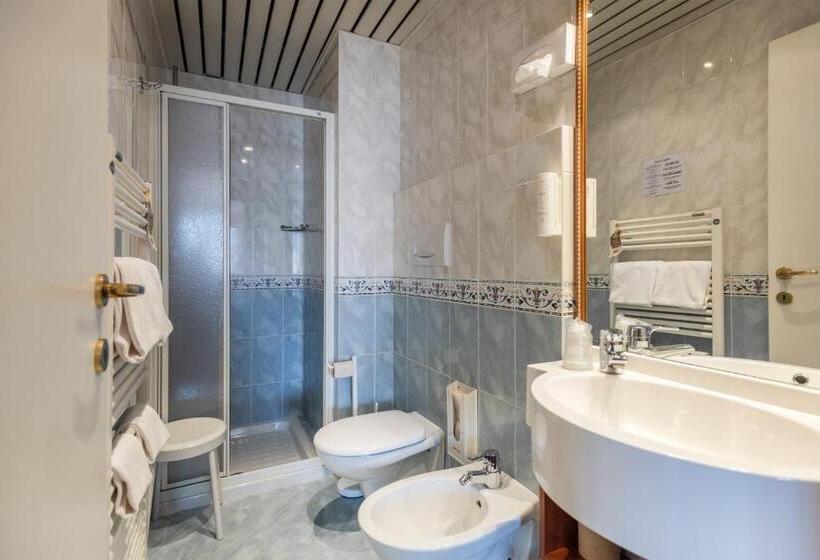 חדר דלוקס, Lucia