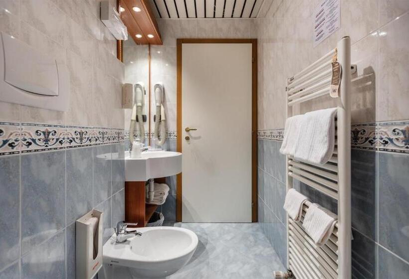 חדר דלוקס, Lucia