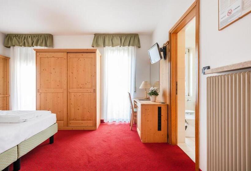 חדר קומפורט, Lucia