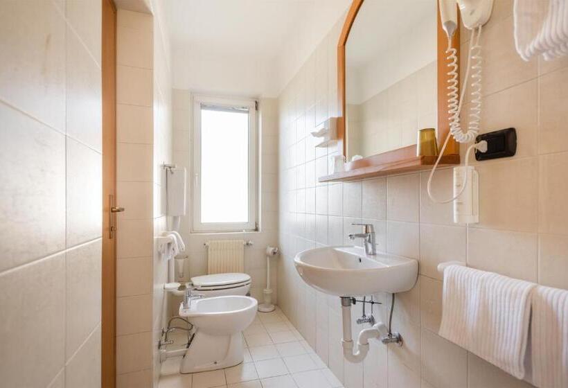 חדר קומפורט, Lucia