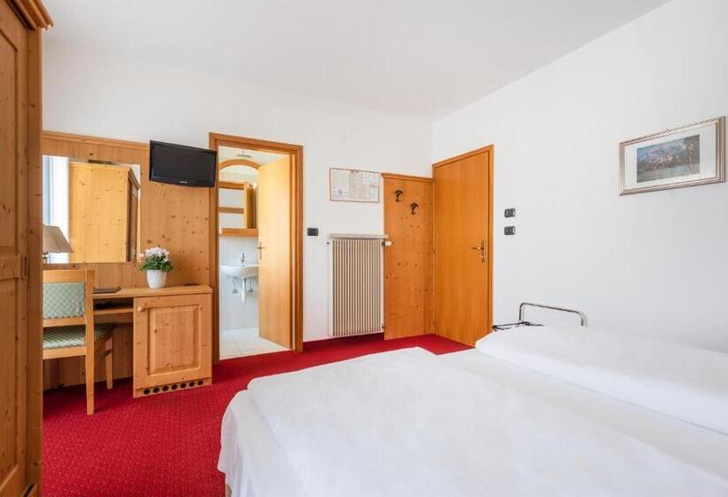 חדר קומפורט, Lucia