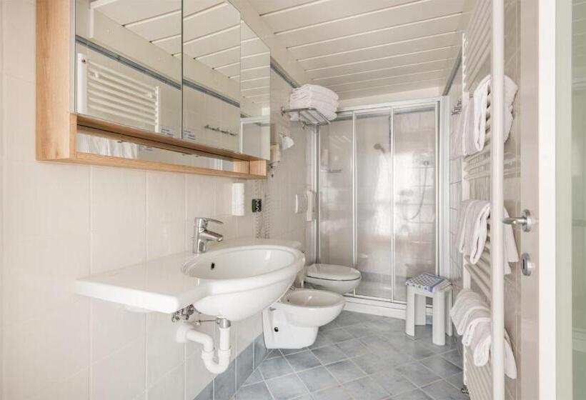 בקתת חדר, Lucia