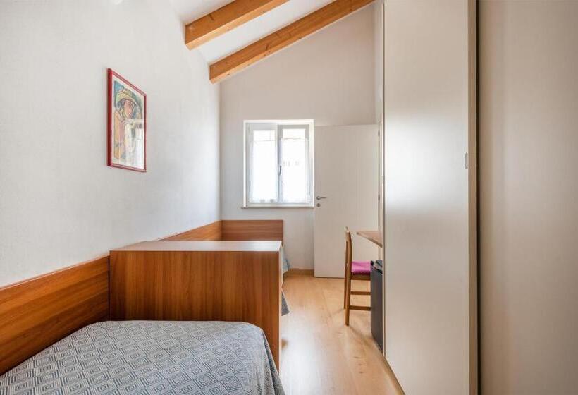 בקתת חדר, Lucia