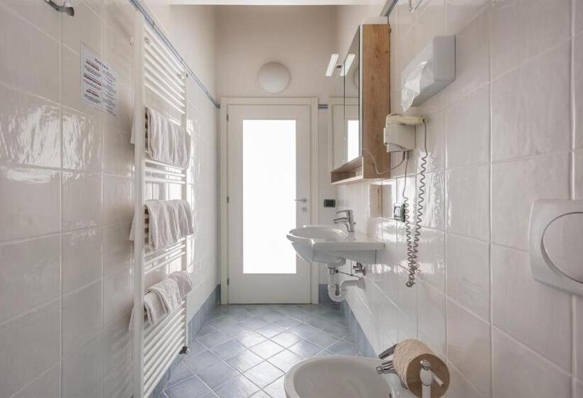 בקתת חדר, Lucia