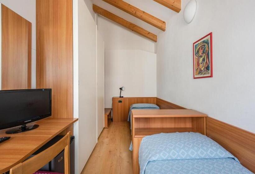 בקתת חדר, Lucia