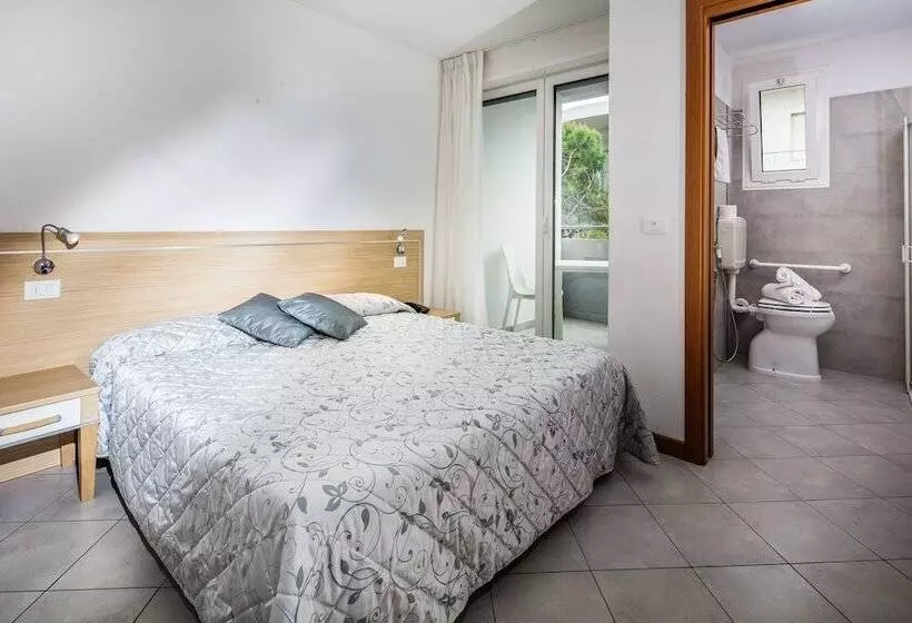 Standard Yhden Hengen Huone, Meublè Zenith