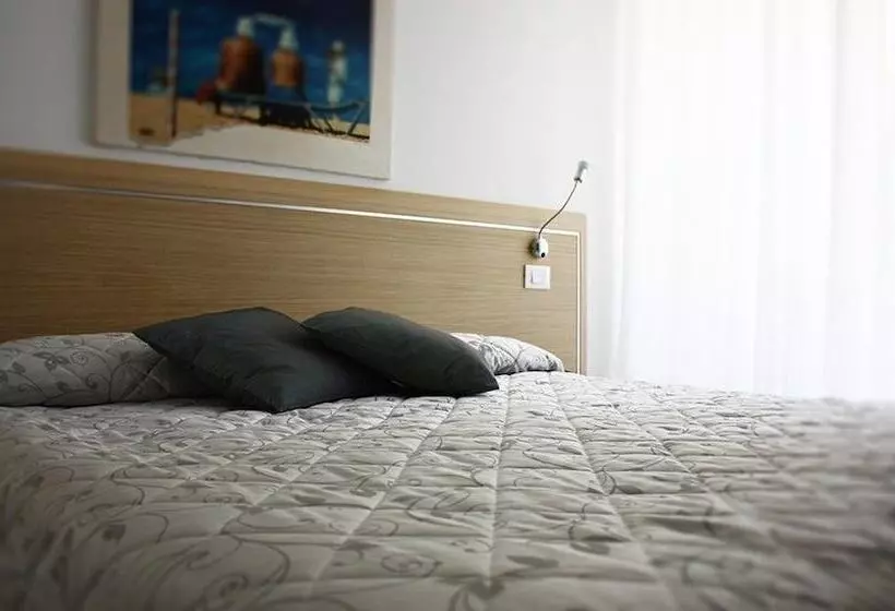 Standard Yhden Hengen Huone, Meublè Zenith