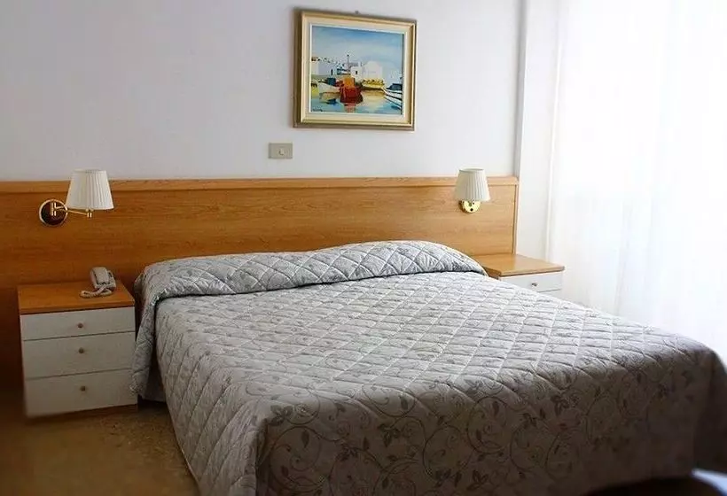 Standard Yhden Hengen Huone, Meublè Zenith