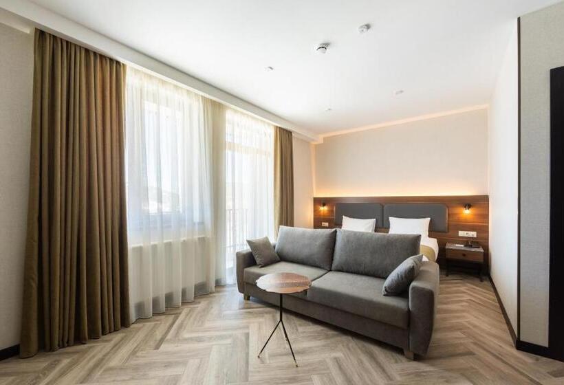 سوییت جونیور با بالکن, Komorebi Bakuriani Resort