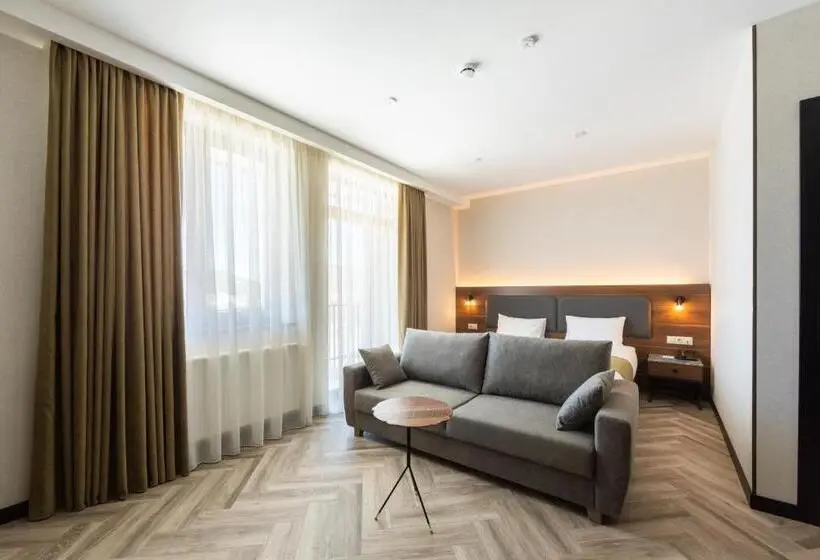 سوییت جونیور با بالکن, Komorebi Bakuriani Resort