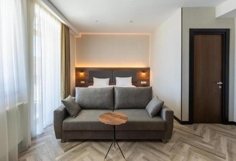 سوییت جونیور با بالکن, Komorebi Bakuriani Resort