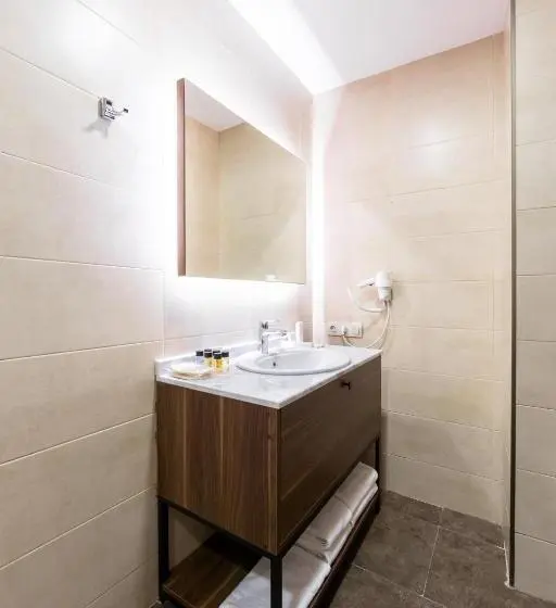 سوییت جونیور با بالکن, Komorebi Bakuriani Resort