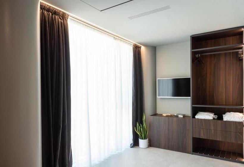 スーペリアールーム, Commodore