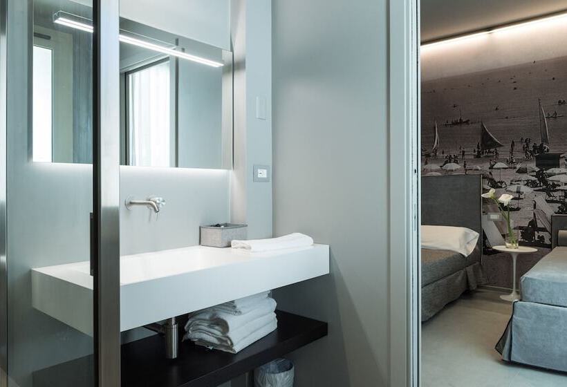 オーシャンビューのデラックストリプルルーム, Commodore