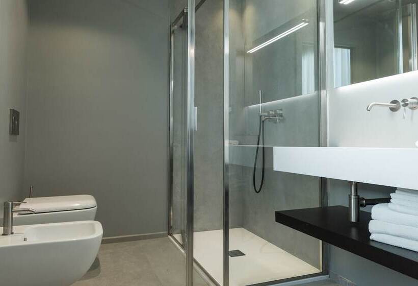 オーシャンビューのデラックストリプルルーム, Commodore