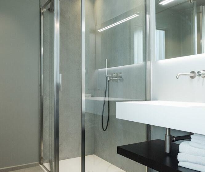 オーシャンビューのデラックストリプルルーム, Commodore