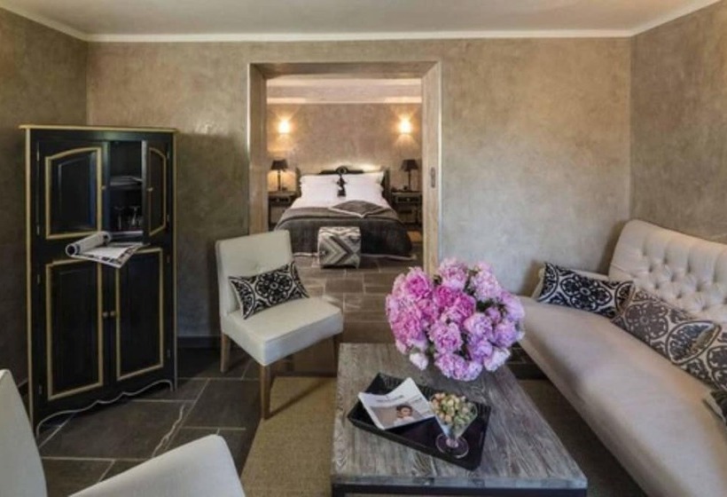 جناح جونيور, Hostellerie Les Gorges De Pennafort