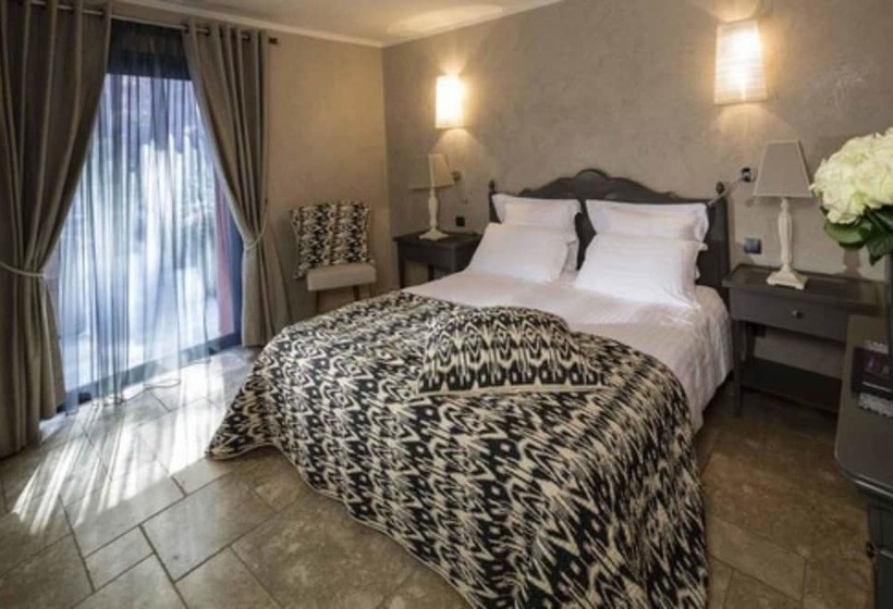 جناح جونيور, Hostellerie Les Gorges De Pennafort