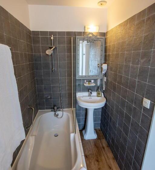 Номер Стандарт Вид на Сад, Hôtel Traiteur Les Ormes, The Originals Relais