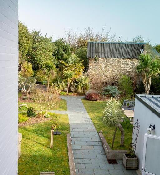 Номер Стандарт Вид на Сад, Hôtel Traiteur Les Ormes, The Originals Relais