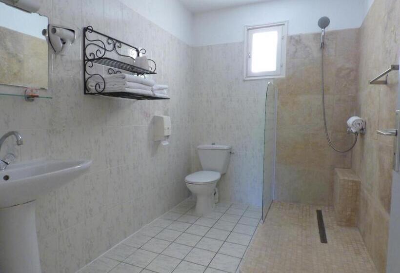 스탠다드 트리플 룸 테라스, Hôtel Lou Caleù Restaurant Le Rocher Des Abeilles