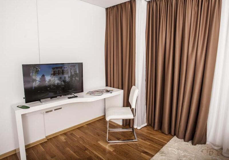 جناح جونيور, Prestige  Tirana