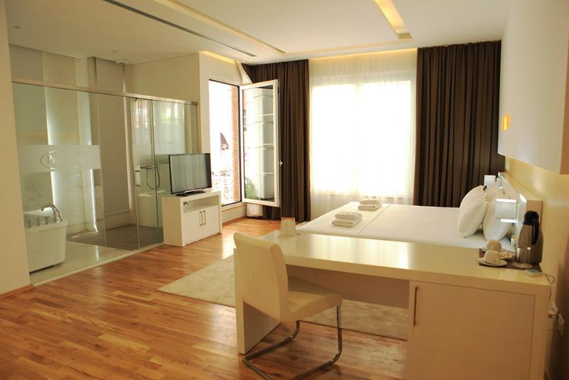 주니어 스위트, Prestige  Tirana