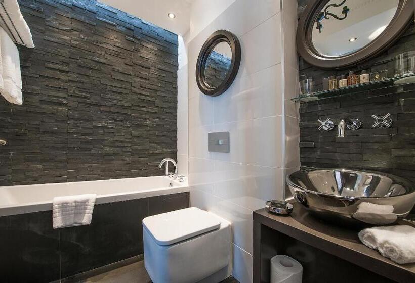 חדר סופריור, The Exhibitionist