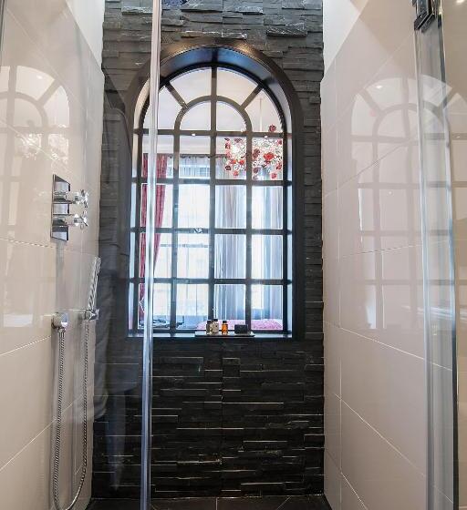 חדר סופריור, The Exhibitionist