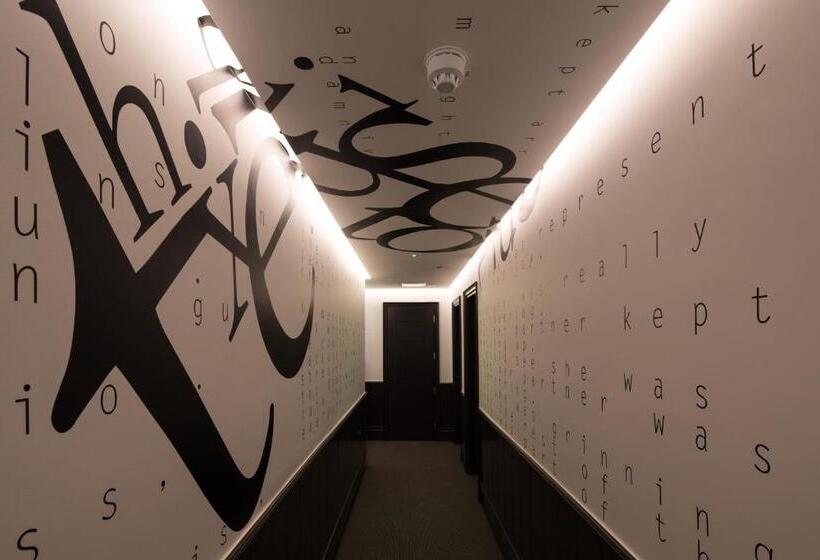 חדר סופריור, The Exhibitionist