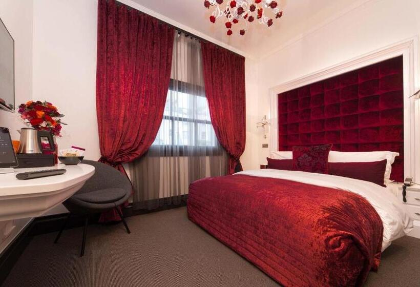 חדר סופריור, The Exhibitionist