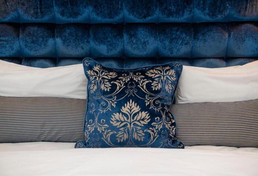 חדר סופריור, The Exhibitionist