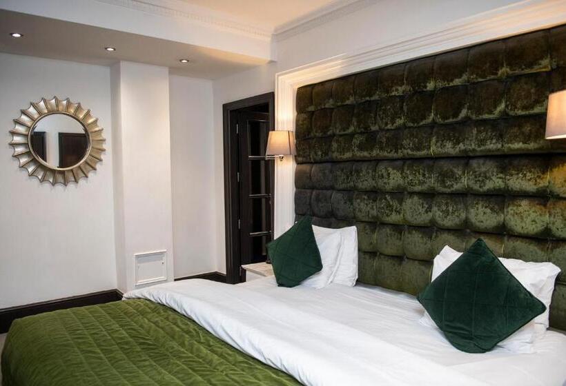 חדר סופריור, The Exhibitionist