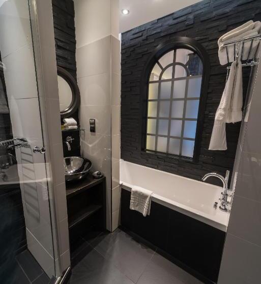 חדר סופריור עם מרפסת, The Exhibitionist