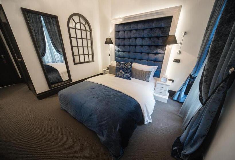 חדר סופריור עם מרפסת, The Exhibitionist