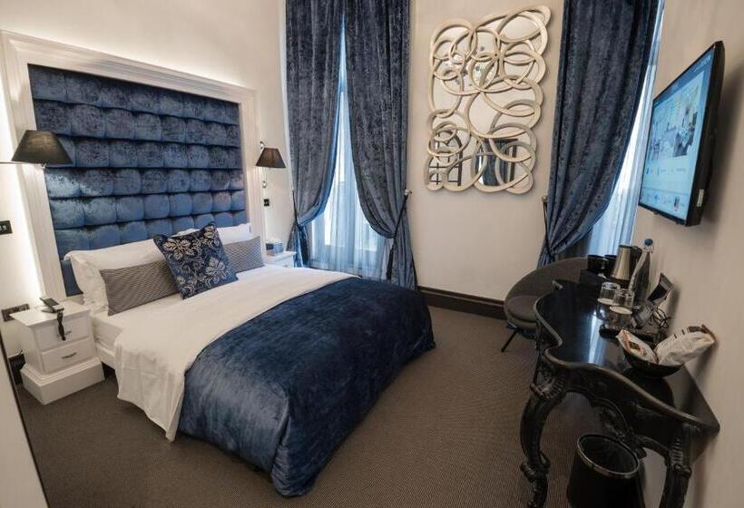 חדר סופריור עם מרפסת, The Exhibitionist