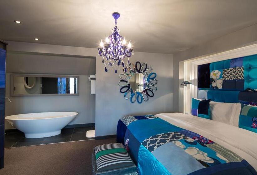 סוויטת פנטהאוז, The Exhibitionist