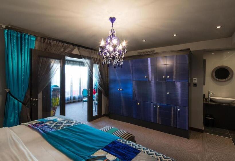 סוויטת פנטהאוז, The Exhibitionist