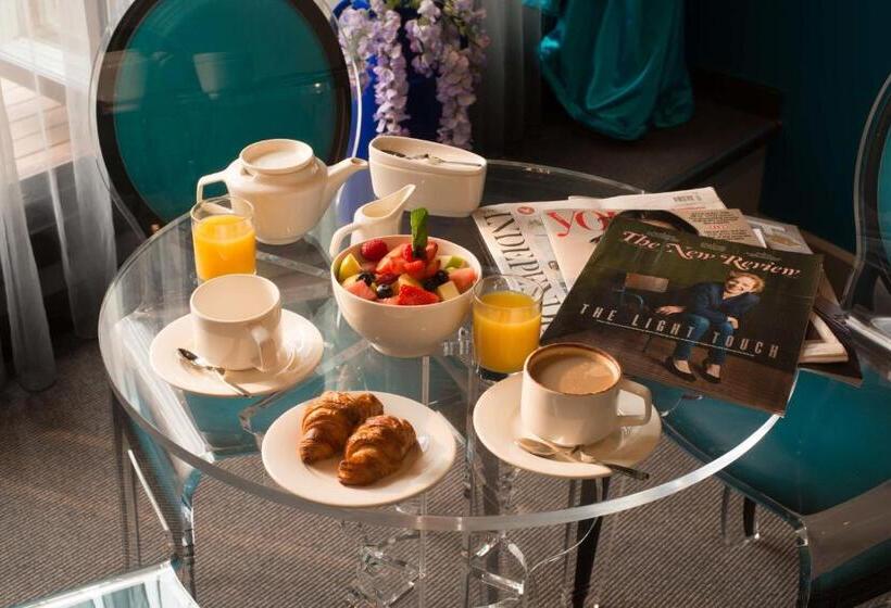 סוויטת פנטהאוז, The Exhibitionist